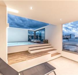 3 bedroom penthouse apartment with pool in Chania town, sleeps 6
